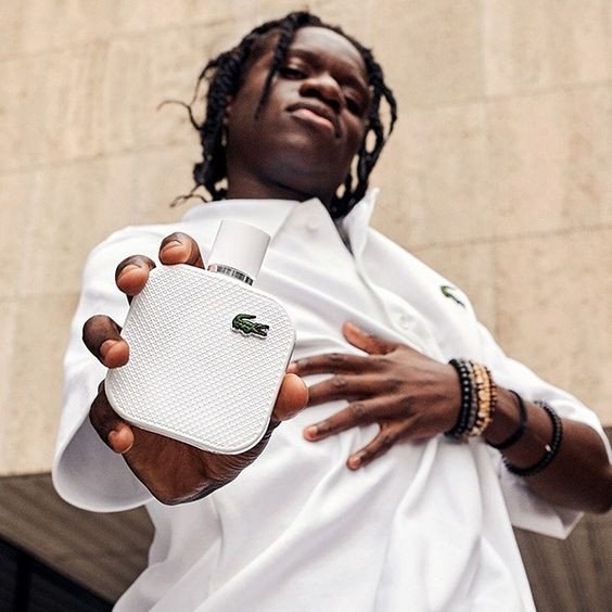 Cận cảnh vòi xịt của nước hoa Lacoste L.12.12 Blanc EDT