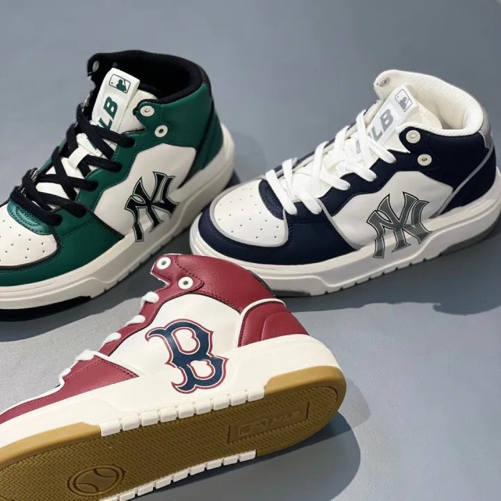 Cặp đôi với giày đôi MLB High Top màu đen và trắng