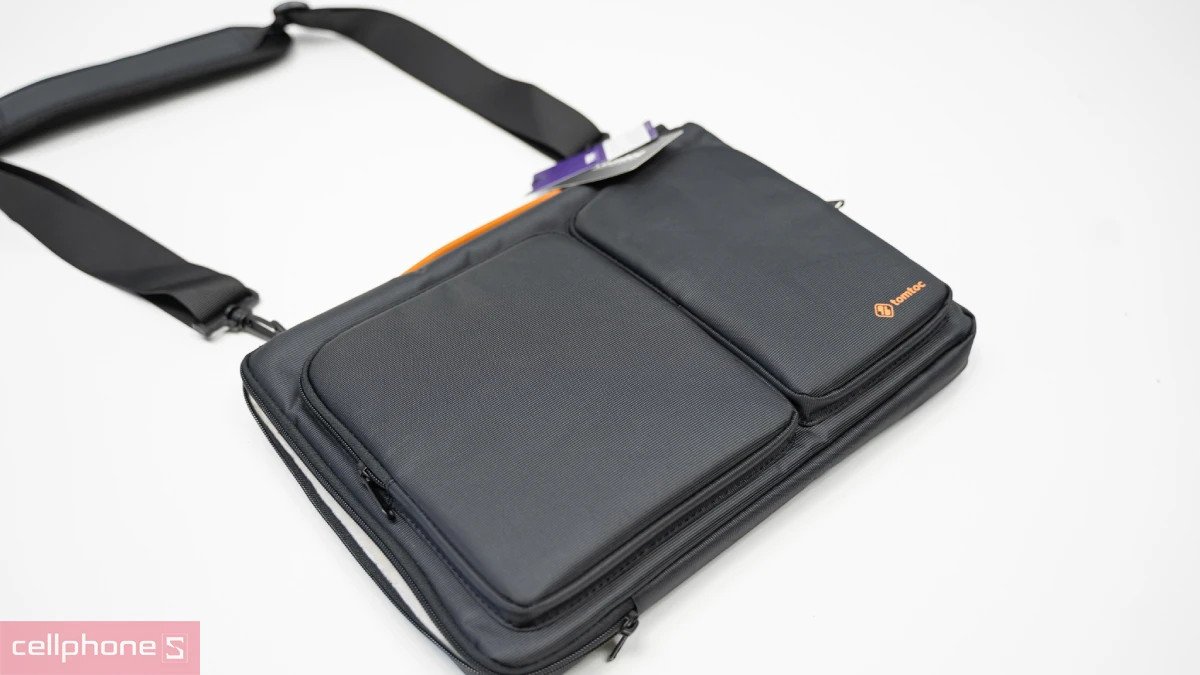 Cấu tạo các lớp chất liệu của một chiếc túi bảo vệ laptop, bao gồm cả lớp đệm chống sốc