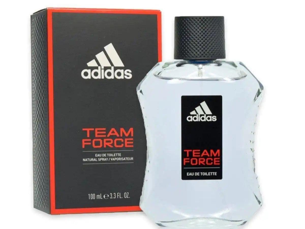 Chai nước hoa Adidas Team Force EDT màu xanh đậm, thể hiện tinh thần đồng đội và sức mạnh quyết đoán