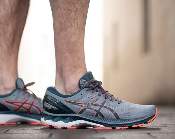 Chất liệu vải lưới thoáng khí và da tổng hợp cao cấp trên giày Asics đảm bảo sự thoải mái