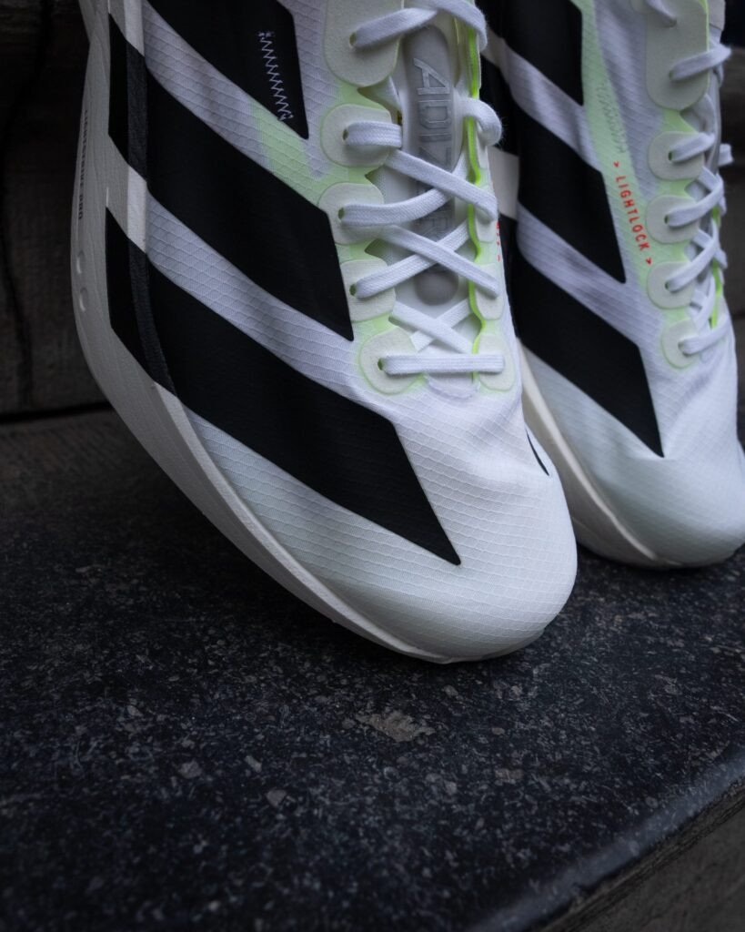 Chi tiết chất liệu thân trên mới của Adios Pro 4, giải quyết vấn đề khó chịu trên adidas adios pro 3