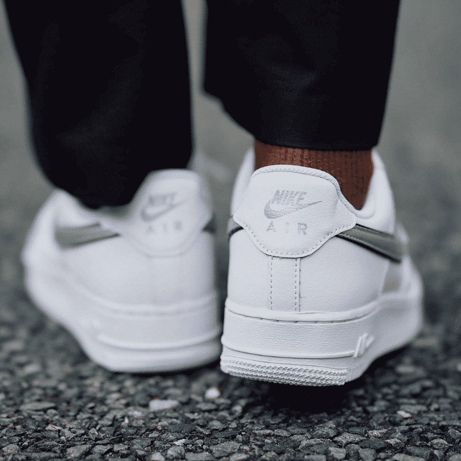 Chi tiết đường may chắc chắn và logo Swoosh kim loại nổi bật trên Nike Air Force 1 nữ