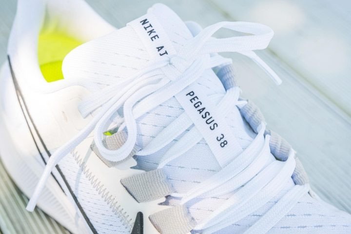 Chi tiết hệ thống buộc dây của Nike Air Zoom Pegasus 38