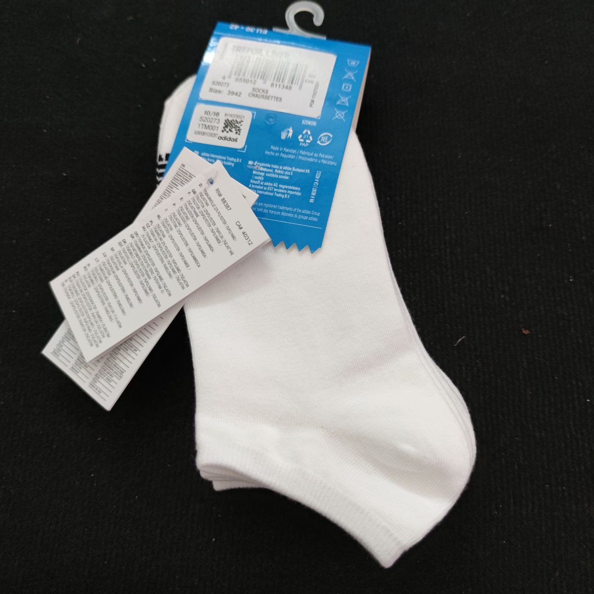 Chi tiết phần cổ và logo của tất adidas cổ ngắn màu trắng
