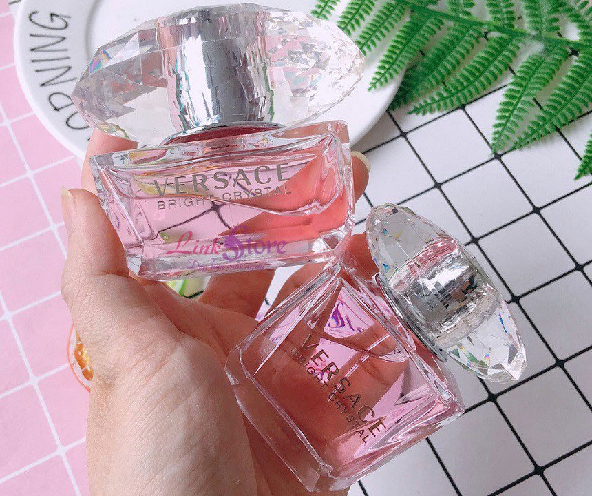 Chi tiết thiết kế chai nước hoa Versace Bright Crystal 50ml sang trọng
