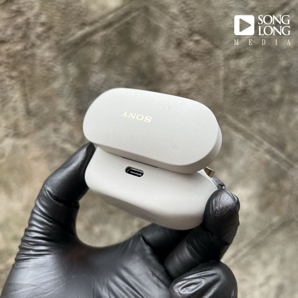 Chip xử lý Sony V1 bên trong tai nghe Sony WF-1000XM4 cũ, minh họa công nghệ chống ồn tiên tiến.