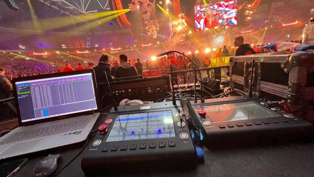 Chuyên gia kiểm định sản phẩm tại cửa hàng giày uy tín sử dụng công nghệ tiên tiến