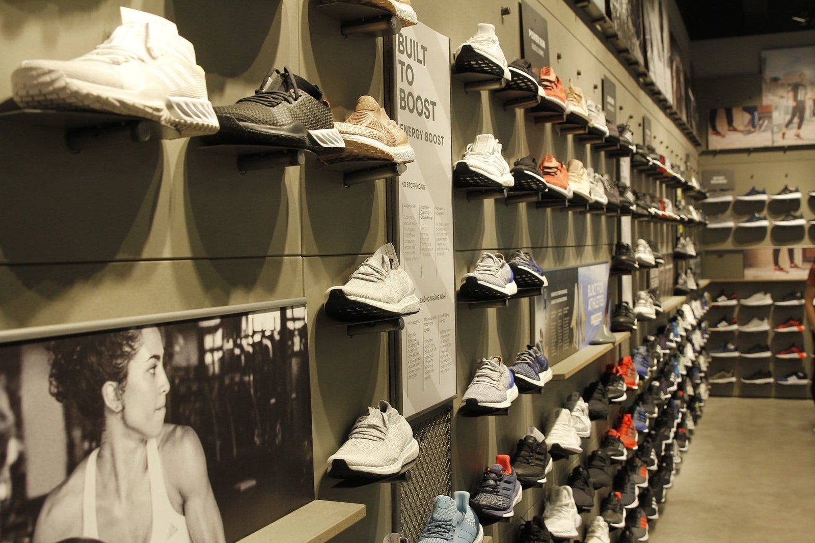 Cửa hàng Adidas lớn tại Bà Triệu, điểm đến mua giày thể thao hàng đầu Hà Nội