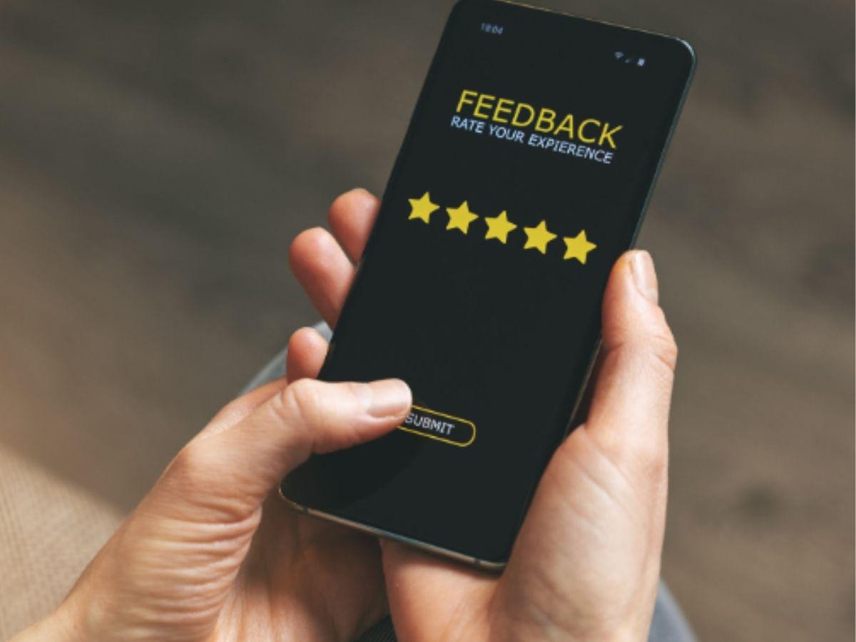 Đánh giá khách hàng là nguồn thông tin vô giá khi chọn shop bán giày sneaker