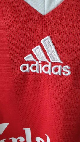 Dấu hiệu nhận biết logo adidas fake với chi tiết chữ 'd' bị lỗi và đường kẻ không chuẩn