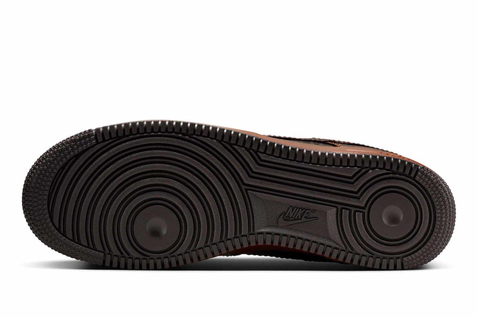 Đế ngoài màu nâu của đôi giày Nike Air Force 1 Low "Brown Croc Skin Leather"