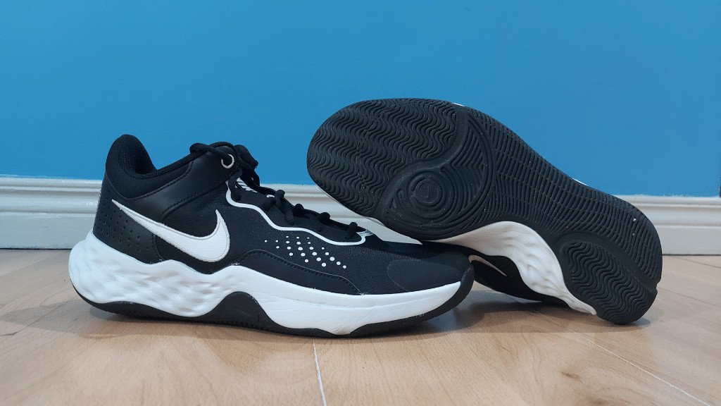 Đế ngoài Nike Fly By Mid 3 với họa tiết xương cá và đường vân ngang