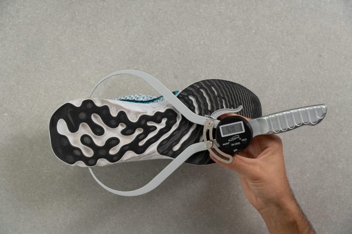 Đế rộng của Nike React Infinity Run Flyknit 3 mang lại sự ổn định