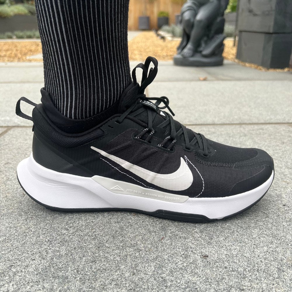 Đệm giữa Nike Juniper Trail 2 nhìn từ bên ngoài, hỗ trợ ổn định