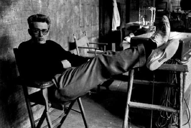 Định nghĩa giày sneaker là gì và cấu tạo cơ bản của một đôi giày thể thao đế mềm mại