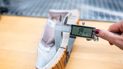 Đo lường chiều cao đế giày adidas racer tr 23 cho thấy độ chênh lệch 21mm.