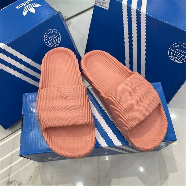 Đôi dép Adidas Adilette màu hồng trơn, kiểu dáng đơn giản, thể hiện phong cách năng động