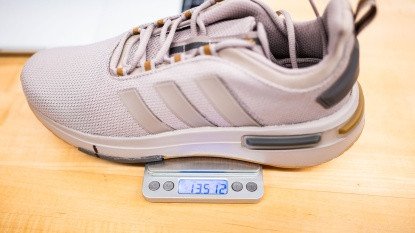 Đôi giày adidas racer tr 23 có trọng lượng 13.5 ounce mỗi chiếc, thuộc nhóm khá nặng.