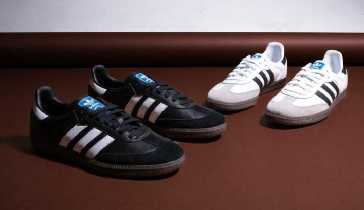 Đôi giày Adidas Samba màu trắng đen trên nền mờ