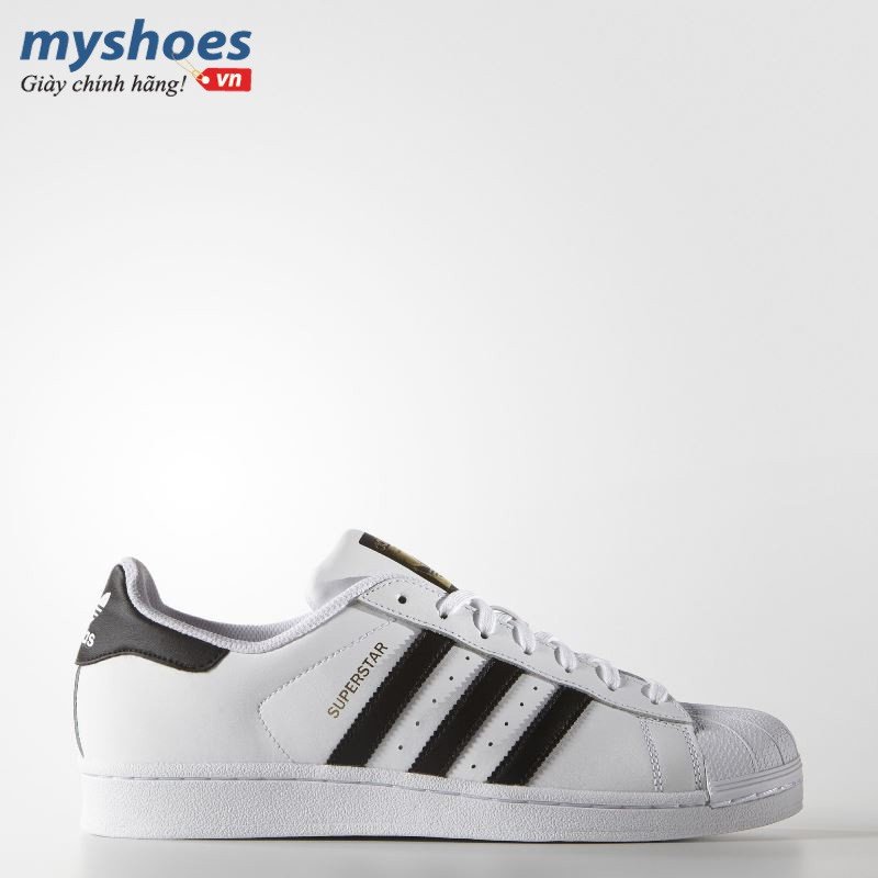 Đôi giày Adidas Superstar trắng kinh điển với ba sọc đen trên nền trắng