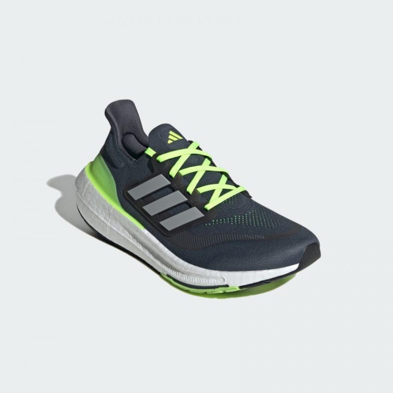Đôi giày Adidas Ultraboost Light với công nghệ Boost tiên tiến, mang lại sự êm ái cho người mang