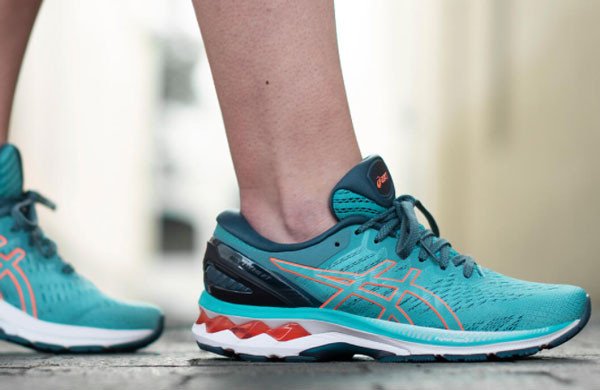 Đôi giày Asics màu xanh navy với công nghệ GEL nổi bật, phong cách trẻ trung