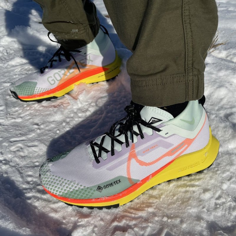 Đôi giày chạy bộ chính hãng nam với phong cách hiện đại