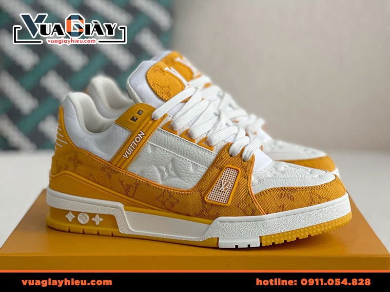 Đôi giày LV Trainer Rep 1:1 màu trắng với đế cao su dày, thể hiện sự kết hợp giữa thể thao và sang trọng