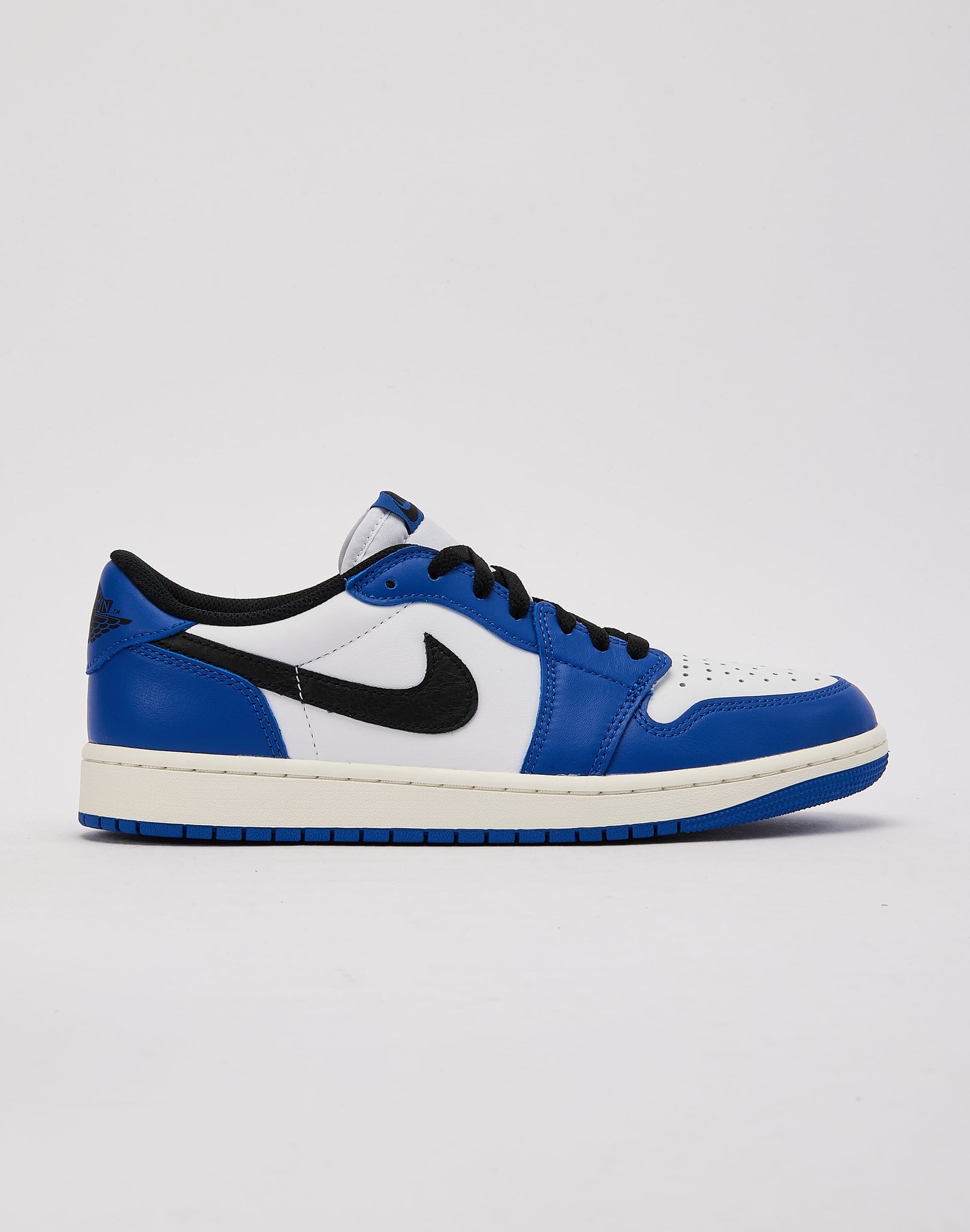 Đôi Jordan 1 Low Game Royal màu xanh dương nổi bật trên nền trắng
