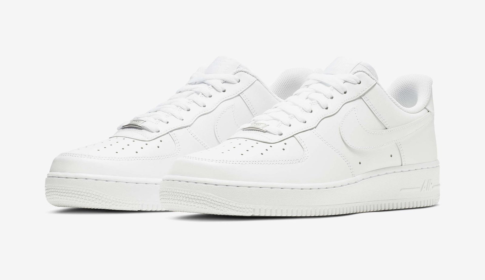 Đôi Nike Air Force 1 Low trắng toàn bộ, biểu tượng phong cách đường phố