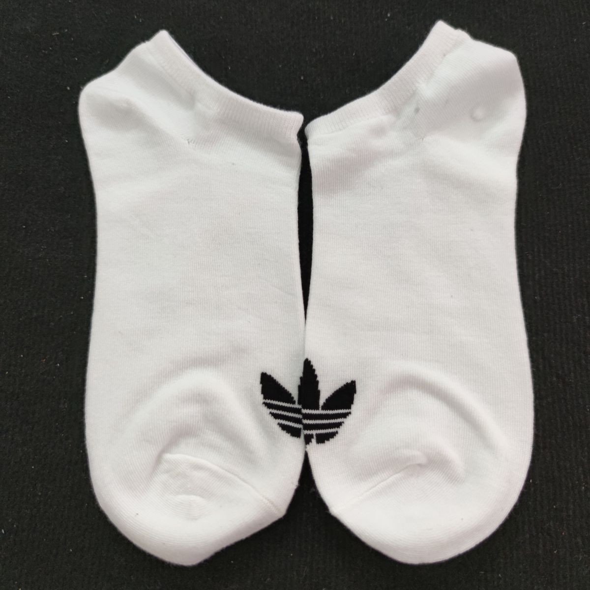 Đôi vớ adidas cổ ngắn trắng với chất liệu dệt kim cao cấp