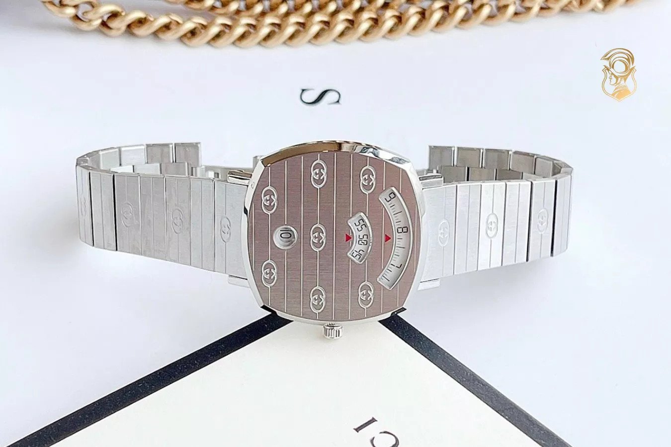 Đồng hồ Gucci Grip nam với thiết kế mặt số hiển thị giờ độc đáo, phong cách retro.