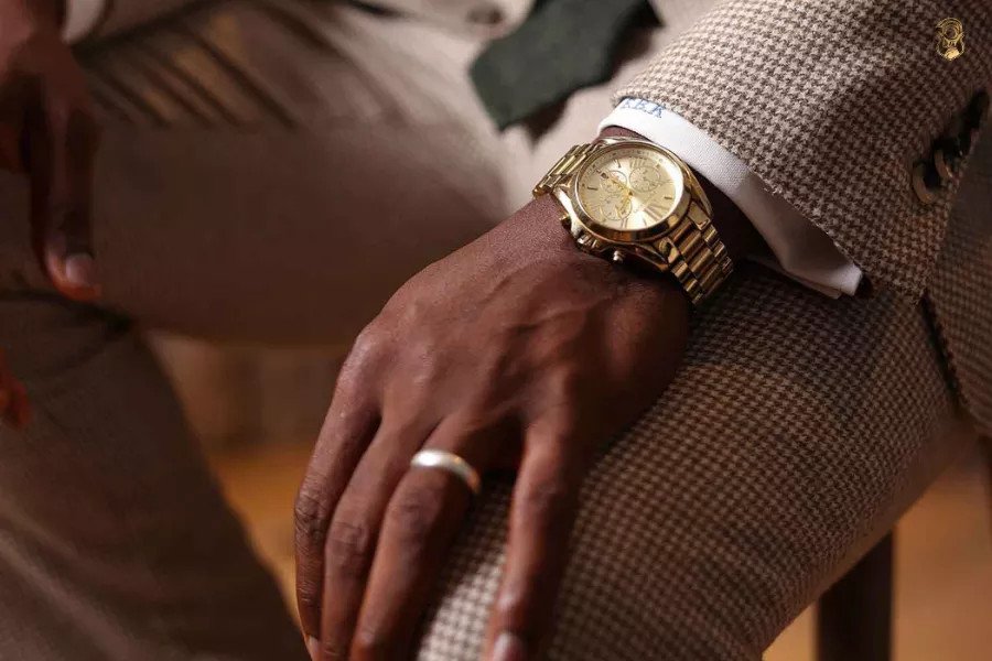 Đồng hồ Michael Kors Lexington với vành băm đặc trưng