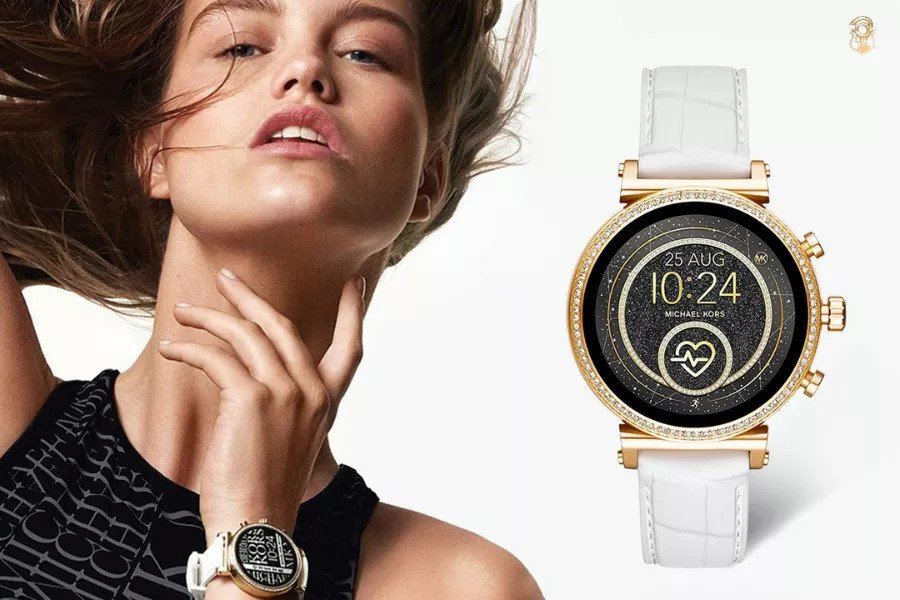 Đồng hồ thông minh Michael Kors trên cổ tay.