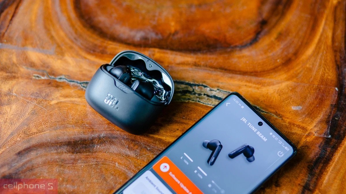 Dung lượng pin của tai nghe JBL chính hãng được hiển thị trên hộp sạc