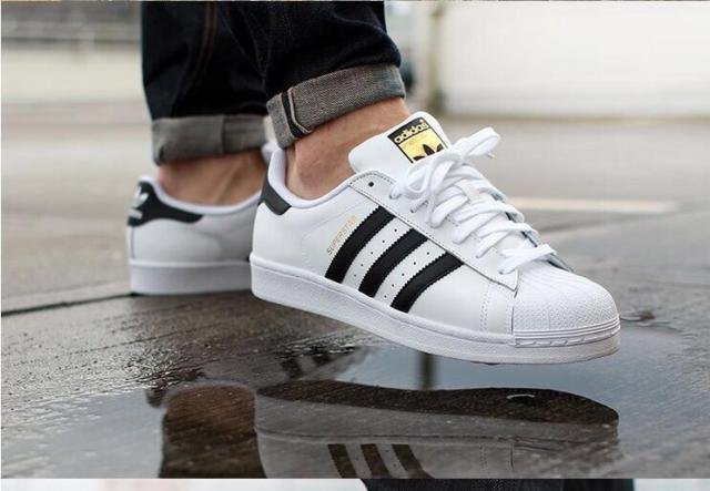 Giày Adidas Đen 3 Sọc Trắng – Biểu Tượng Phong Cách Vượt Thời Gian