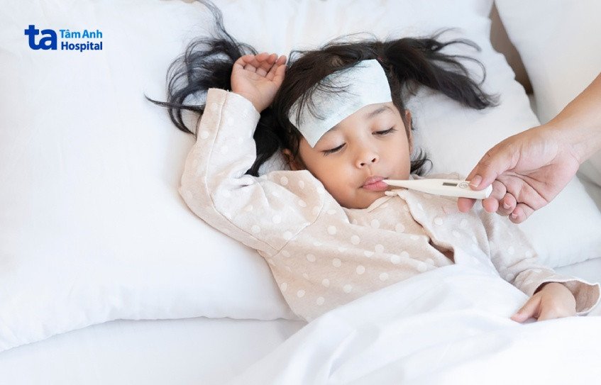 Em bé bị cảm cúm được mẹ chăm sóc tại nhà