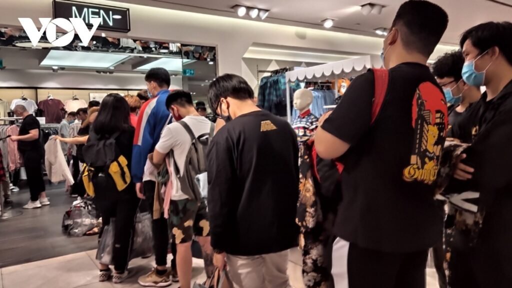 :xếp hàng mua giày adidas và Văn Hóa Săn Sneaker