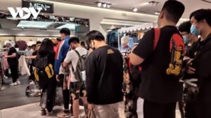 :xếp hàng mua giày adidas và Văn Hóa Săn Sneaker