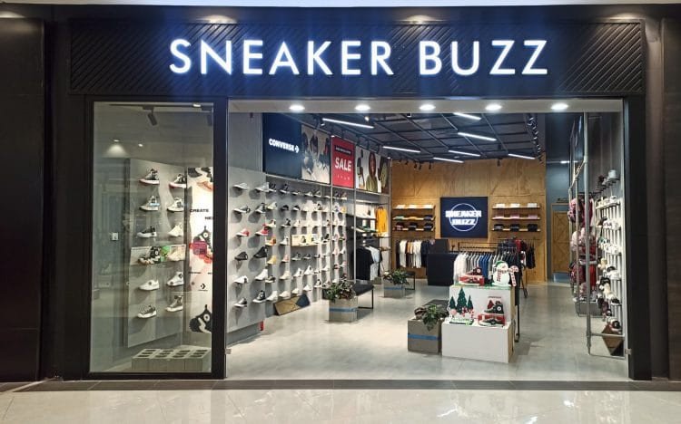 Gian hàng đầy màu sắc tại shop giày sneaker Hà Nội Sneaker Buzz