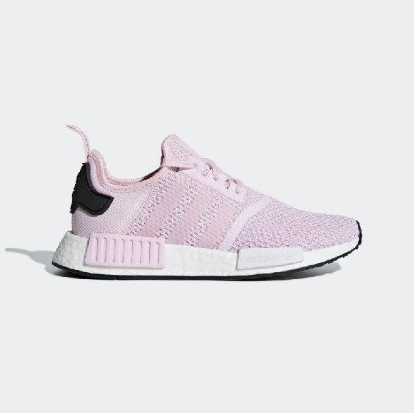 Giày Adidas NMD với thiết kế hiện đại và dễ phối đồ, mang phong cách đường phố