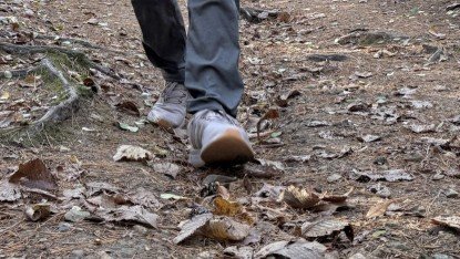 Giày adidas racer tr 23 trên đường mòn cho thấy khả năng hấp thụ bụi bẩn.