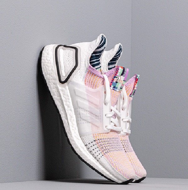 Giày Adidas Ultra Boost với phần đế đàn hồi tốt, phù hợp cho các hoạt động di chuyển