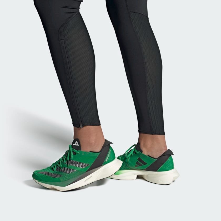 Giày chạy bộ Adidas Adizero Adios 3, một đôi giày chạy bộ tốt nhất 2023 với đế cứng và tấm sợi carbon.