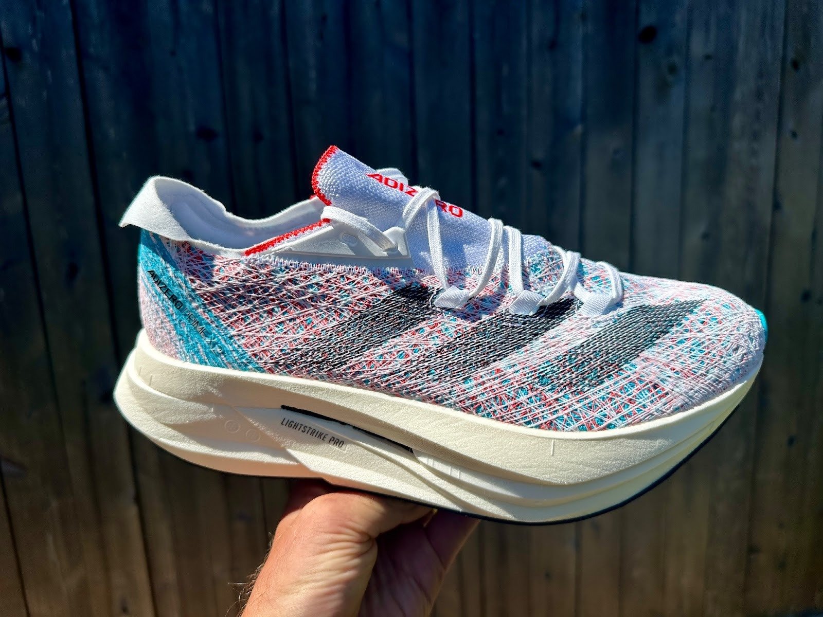 Giày chạy bộ Adidas Prime X2 Strung, một trong những giày chạy bộ tốt nhất 2023 với đế cao và công nghệ sợi carbon kép.