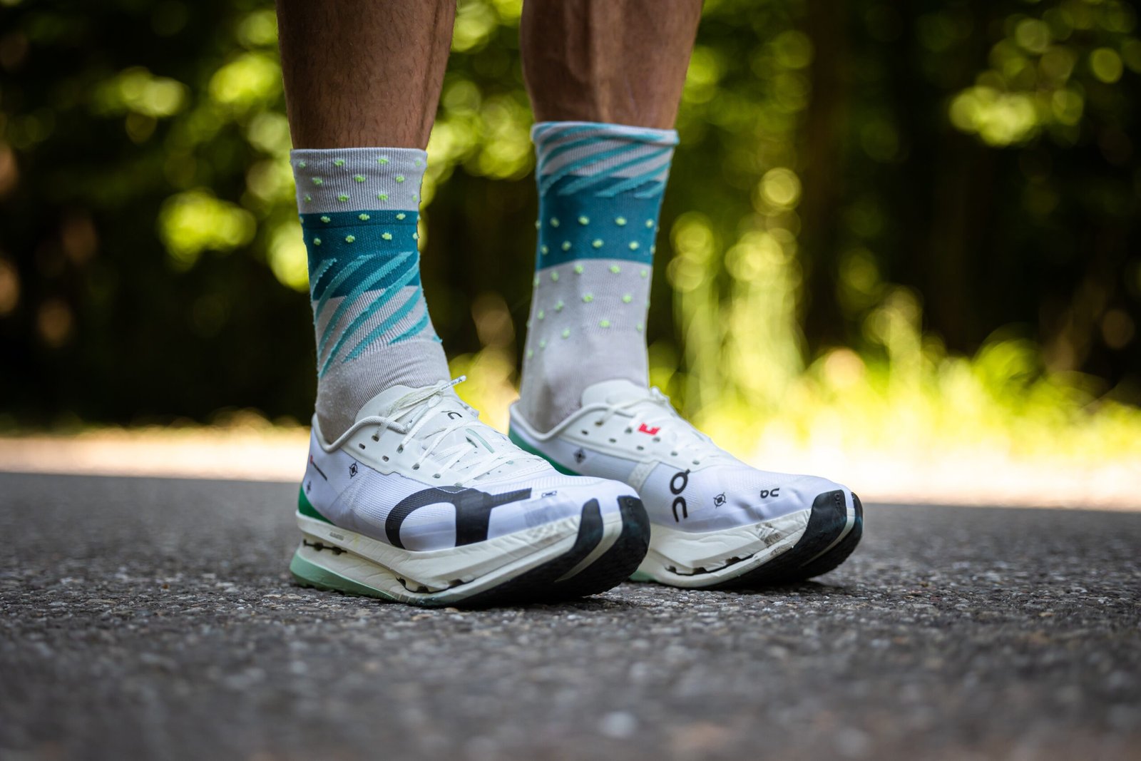 Giày chạy bộ On Cloudboom Echo 3, siêu nhẹ với tấm Carbon Speedboard và bọt Pebax đàn hồi.