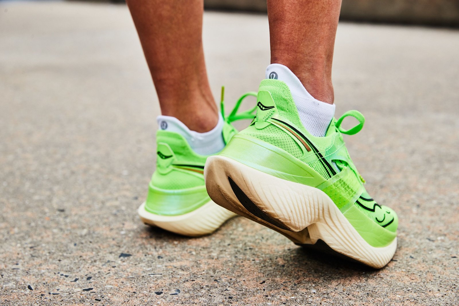 Giày chạy bộ Saucony Endorphin Elite, nổi bật với đế PWRRUN HG và thiết kế tấm sợi carbon mới.