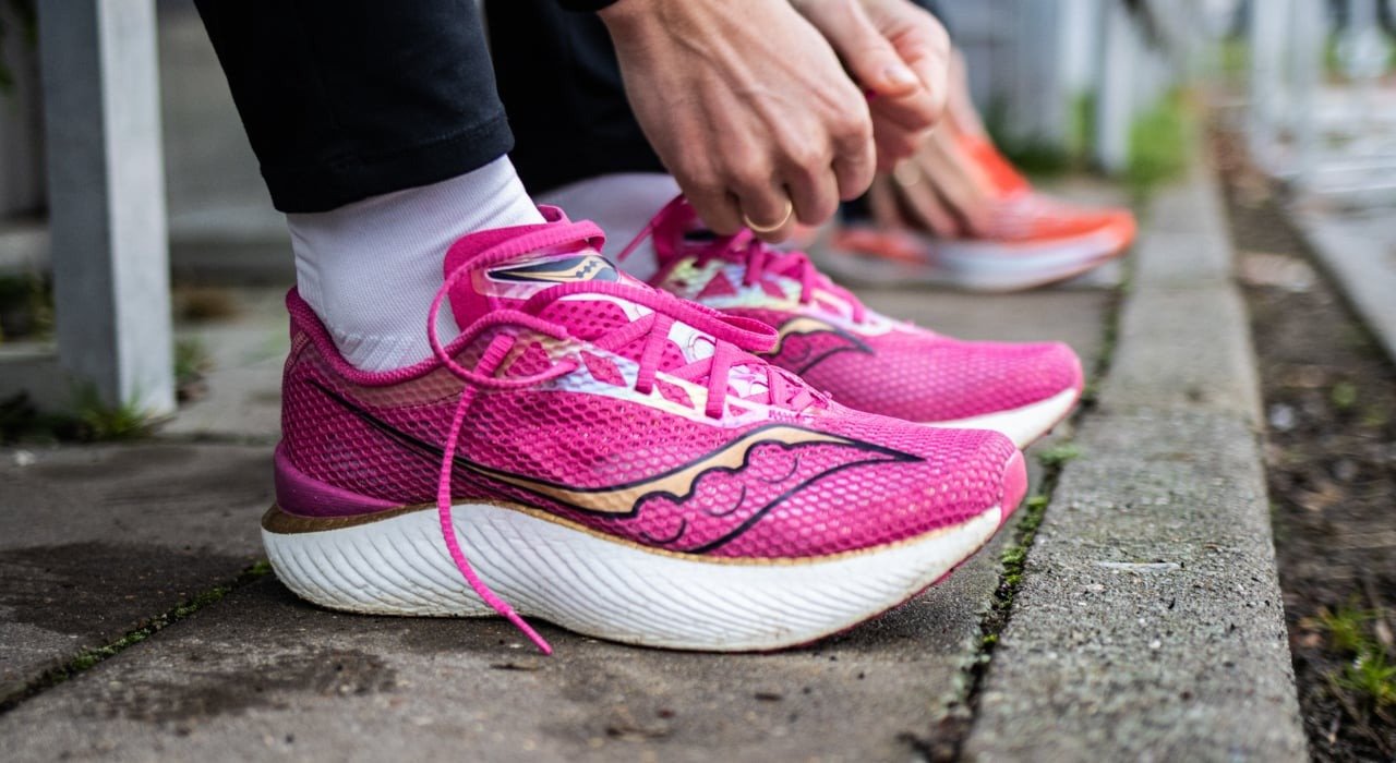 Giày chạy bộ Saucony Endorphin Pro 3, kết hợp PWRRUN PB và sợi carbon cho tốc độ vượt trội.