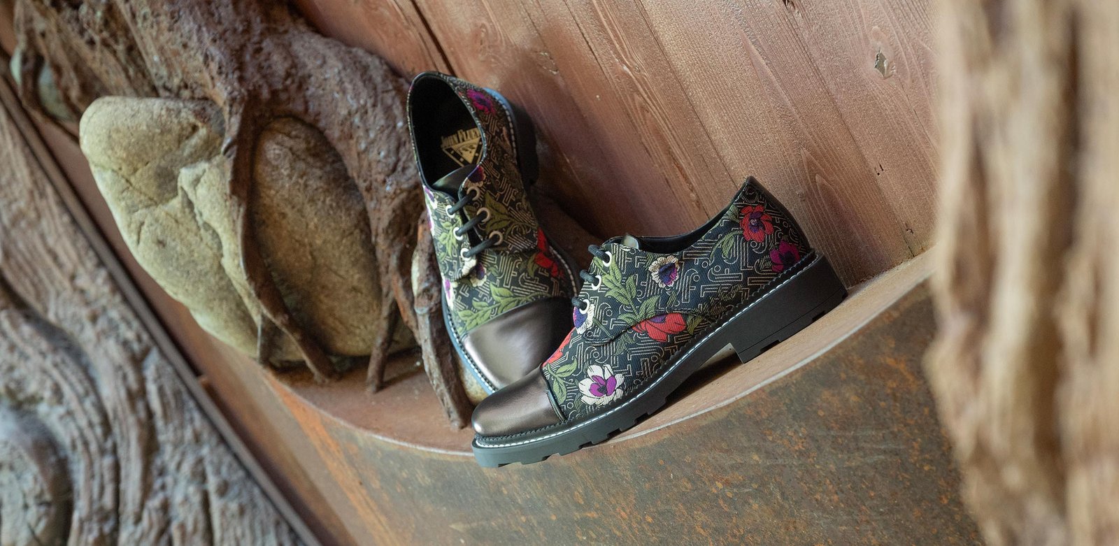 Giày chunky sneaker nam với thiết kế đế dày dặn và phong cách độc đáo.